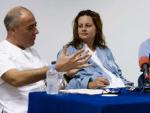 La mujer embarazada de trillizos id&eacute;nticos, Roc&iacute;o, junto a su marido Jos&eacute; Miguel (dcha) y el doctor Alberto Reche.