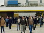 Trabajadores de Opel a la entrada de la f&aacute;brica de Figueruelas.