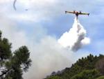 Un hidroavi&oacute;n lanza agua sobre el incendio provocado en la sierra de Cazorla por el accidente de un avi&oacute;n militar.