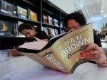Dos mujeres australianas se afanan en la lectura del nuevo libro de Dan Brown.
