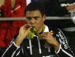 El jugador del Corinthians Ronaldo Nazario de Lima besa la medalla de campe&oacute;n de la Copa de Brasil tras el empate 2-2 contra el Internacional