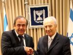 El presidente de Israel, Simon Peres (d), durante su encuentro con el presidente de la UEFA, el franc&eacute;s Michel Platini, en Jerusal&eacute;n.
