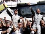Jenson Button (izq) y Rubens Barrichello celebran con su equipo, BrawnGP, su victoria en el GP de Espa&ntilde;a de F&oacute;rmula 1.