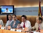 Aznar, en el centro, durante un encuentro de la fundaci&oacute;n FAES.