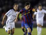 El jugador del Barcelona Lionel Messi (dcha) controla el bal&oacute;n ante Los Angeles Galaxy.