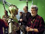 George Lucas con C3PO en un momento del rodaje de 'Star Wars. Episodio III: La venganza de los Sith'.