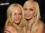 Lindsay Lohan (i) y Donatella Versace (d).