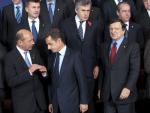 Los presidentes de Ruman&iacute;a, Traian Basescu; Francia, Nicolas Sarkozy, y de la Comisi&oacute;n Europea, Jos&eacute; Manuel Durao Barroso, en primer plano en la foto de familia de la cumbre de la UE en Bruselas.