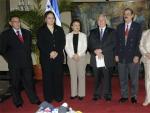 El presidente de facto hondure&ntilde;o, Roberto Micheletti (c), posa junto a parte de sus ministros el pasado 29 de junio.