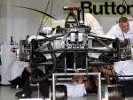 Mec&aacute;nicos de Brawn GP revisan un coche en el garaje del equipo en Melbourne.
