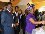 El presidente ecuatoguineano, Teodoro Obiang, vota en Malabo acompa&ntilde;ado de su esposa, Constancia Mangue Nsue.