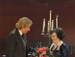 Susan Boyle recibe un ramos de flores tras una actuaci&oacute;n en un programa de televisi&oacute;n alem&aacute;n.