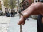 Un joven se fuma un porro en la plaza de la Corrala (Lavapi&eacute;s), uno de los principales focos de trapicheo de droga de la capital.