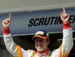 El piloto espa&ntilde;ol Fernando Alonso (Renault), tras lograr la primera posici&oacute;n en los entrenamientos de clasificaci&oacute;n del Gran Premio de Hungr&iacute;a.