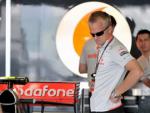 El piloto finland&eacute;s Heikki Kovalainen (McLaren Mercedes) observa un monoplaza en el circuito de Yas Marina.