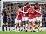 El jugador Fabregas (2d) del Arsenal celebra su segundo tanto.