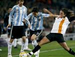 El defensa de la selecci&oacute;n catalana de f&uacute;tbol Carles Puyol pelea un bal&oacute;n con el delantero Ezequiel Lavezzi, de Argentina.