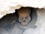 Restos de un esqueleto humano en una de las tumbas reci&eacute;n descubiertas.