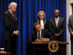 El presidente estadounidense, Barack Obama, firma una directiva que endurece las penas por fraude fiscal.