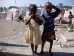 Dos ni&ntilde;os haitianos en un improvisado campamento de refugiados instalado en el distrito de Delmas 2 de Puerto Pr&iacute;ncipe tras el terremoto.
