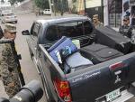 Soldados hondure&ntilde;os permiten el acceso a un veh&iacute;culo con el equipaje de la familia de Manuel Zelaya a la embajada de Brasil en Tegucigalpa.