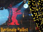 El logo de la Berlinale, proyectado en la plaza Postdam, en Berl&iacute;n.