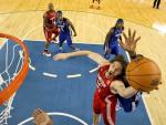 Pau Gasol, de la Conferencia Oeste, se perfila hacia la cesta, durante el Partido de las Estrellas de la NBA.