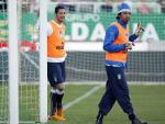 El defensa Materazzi (i) y el portero Buffon, durante un entrenamiento con la selecci&oacute;n de Italia. (Reuters)