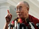 El l&iacute;der espiritual tibetano, el Dalai Lama, realiza unas declaraciones ante la prensa.