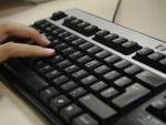 Un internauta utilizando el teclado del ordenador.