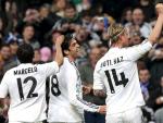 Kak&aacute;, mediapunta del Real Madrid, celebra su gol ante el Espanyol junto a sus compa&ntilde;eros Guti y Marcelo.