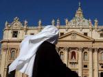 Una monja pasa frente al Vaticano, en una imagen de archivo.