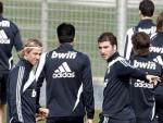 Los jugadores del Real Madrid, Guti (i) e Higua&iacute;n (d), durante el entrenamiento que realiz&oacute; la plantilla.