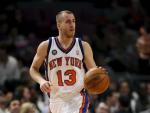 El jugador Sergio Rodriguez de los Knicks de Nueva York lleva el bal&oacute;n hacia el lado de los Nuggets