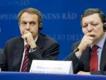 Zapatero (i), junto al presidente de la Comisi&oacute;n Europea, Jos&eacute; Manuel Dur&atilde;o Barroso (d).