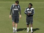 Los jugadores del Real Madrid, Kak&aacute; (i) y Royston Drenthe (d).