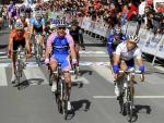 El corredor italiano Francesco Gavazzi (Lampre) (i) y el espa&ntilde;ol &Oacute;scar Freire (d) (Rabobank) durante la tercera etapa de la Vuelta al Pa&iacute;s Vasco.