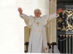 Benedicto XVI saluda a los fieles durante la tradicional audiencia de los mi&eacute;rcoles en la Plaza de San Pedro.