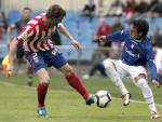 El defensa del Atl&eacute;tico de Madrid Juan Valera (i), lucha un bal&oacute;n con el delantero chileno del Xerez Fabi&aacute;n Orellana.