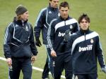 Los jugadores del Real Madrid Sergio Ramos, Kak&aacute; y Cristiano Ronaldo, durante el entrenamiento del equipo.