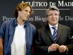 El delantero uruguayo del Atl&eacute;tico de Madrid, Diego Forl&aacute;n (i), junto a Enrique Cerezo, presidente del club rojiblanco.