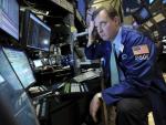 Un corredor de Bolsa de Wall Street observa la ca&iacute;da del Dow Jones.
