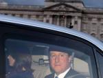 David Cameron, acompa&ntilde;ado por su mujer, Samantha, abandona el Palacio de Buckingham.