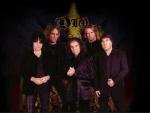 Dio, en el centro, vocalista del grupo del mismo nombre y tambi&eacute;n de Black Sabbath.