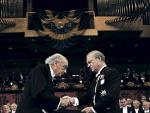 Jos&eacute; Saramago recibi&oacute; el 20 de diciembre de 1998 el Nobel de Literatura de manos del rey de Suecia, Carlos Gustavo, en Estocolmo.