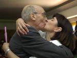 Jos&eacute; Saramago, besando a su mujer, Pilar del R&iacute;o.