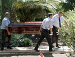 Trabajadores de los servicios funerarios trasladan el f&eacute;retro con los restos del escritor portugu&eacute;s Jose Saramago.