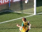 El jugador australiano Brett Holman marca un gol ante el portero de Ghana, Richard Kingson, que fall&oacute; en el despeje.