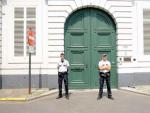 Polic&iacute;as vigilan la entrada a la sede del arzobispado de Malinas-Bruselas.