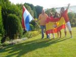 De izda. a dcha: Peter, Isabel, Laura y Carlos, en el jard&iacute;n de la familia en Hoeven (Holanda).